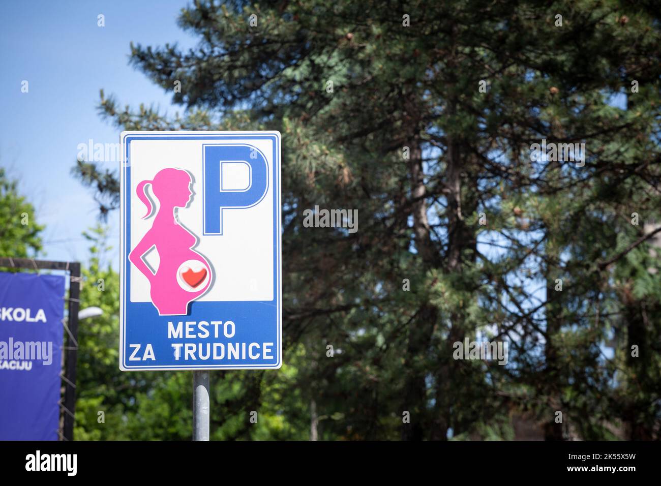 Bild eines Schildes, das einen Parkplatz anzeigt, der vorrangig für Schwangeren in Belgrad, Serbien, auf einem Supermarkt-Parkplatz reserviert ist. Stockfoto