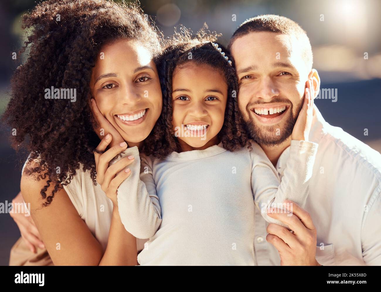 Familie, Lächeln und glückliches Kind mit Mama und Papa, die sich verbinden, glücklich sind und Liebe zeigen, während sie im Sommer gemeinsam draußen sind. Porträt und Gesicht eines Mannes, einer Frau Stockfoto