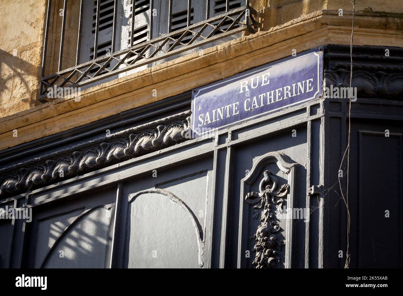 Bild von einem Straßenschild der Rue Sainte Catherine in Bordeaux, Frankreich. Die Rue Sainte-Catherine, eine 1,2 km lange Fußgängerzone, ist die Haupteinkaufsstraße Stockfoto