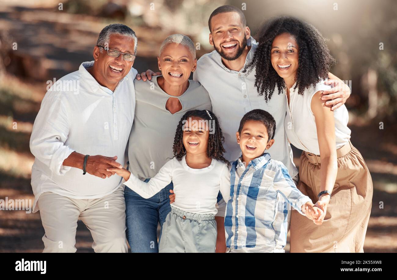 Schwarze Familie in einem Park Porträt für Sommerurlaub, Outdoor-Wellness und Wachstumsentwicklung mit älteren Großeltern und Kindern. Afrikanisch Stockfoto