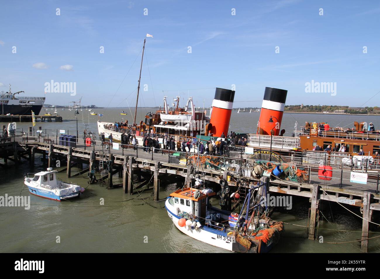 Harwich, Großbritannien. 06. Okt 2022. Der letzte noch verbliebene Raddampfer, Waverley, fährt im Rahmen der Themse-Saison zum 75.-jährigen Jubiläum zum letzten Mal am Ha'Penny Pier in Harwich ab. Die Waverley nimmt Passagiere mit auf Reisen rund um die Themse, bevor sie nach Schottland aufbrechen. Kredit: Eastern Views/Alamy Live Nachrichten Stockfoto