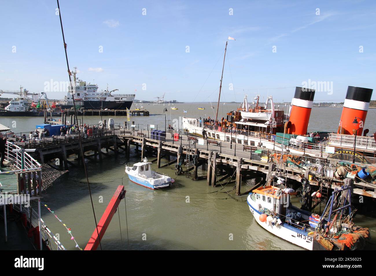 Harwich, Großbritannien. 06. Okt 2022. Der letzte noch verbliebene Raddampfer, Waverley, fährt im Rahmen der Themse-Saison zum 75.-jährigen Jubiläum zum letzten Mal am Ha'Penny Pier in Harwich ab. Die Waverley nimmt Passagiere mit auf Reisen rund um die Themse, bevor sie nach Schottland aufbrechen. Kredit: Eastern Views/Alamy Live Nachrichten Stockfoto