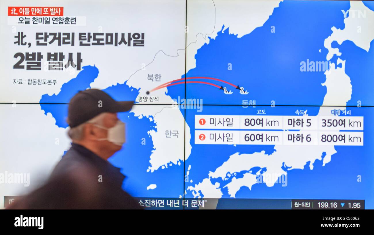 Seoul, Südkorea. 06. Oktober 2022. Ein Fernsehbildschirm zeigt eine Nachrichtensendung, die über den Raketenstart Nordkoreas in Seoul berichtet. Nordkorea hat heute zwei ballistische Raketen abgefeuert, da es seinen jüngsten Blitz von Sanktionsausgleichstests als notwendige Gegenmaßnahmen gegen gemeinsame militärische Übungen der Vereinigten Staaten und Südkoreas rechtfertigte. (Foto von Kim Jae-Hwan/SOPA Images/Sipa USA) Quelle: SIPA USA/Alamy Live News Stockfoto