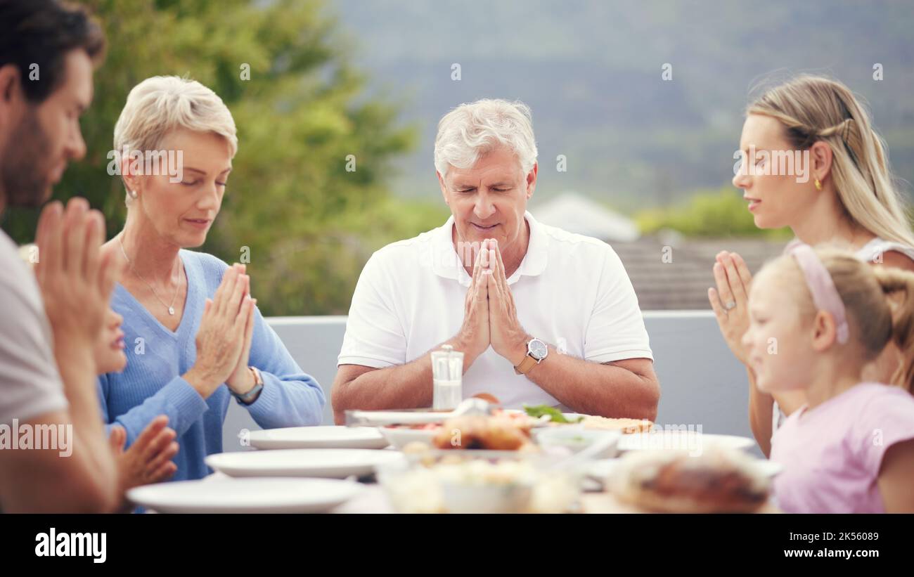 Großes Essen für die Familie, Dank und Gebet für das Mittagessen, Abendessen und Anbetung, Dankbarkeit und Respekt in Australien. Kinder, Eltern und Großeltern Stockfoto