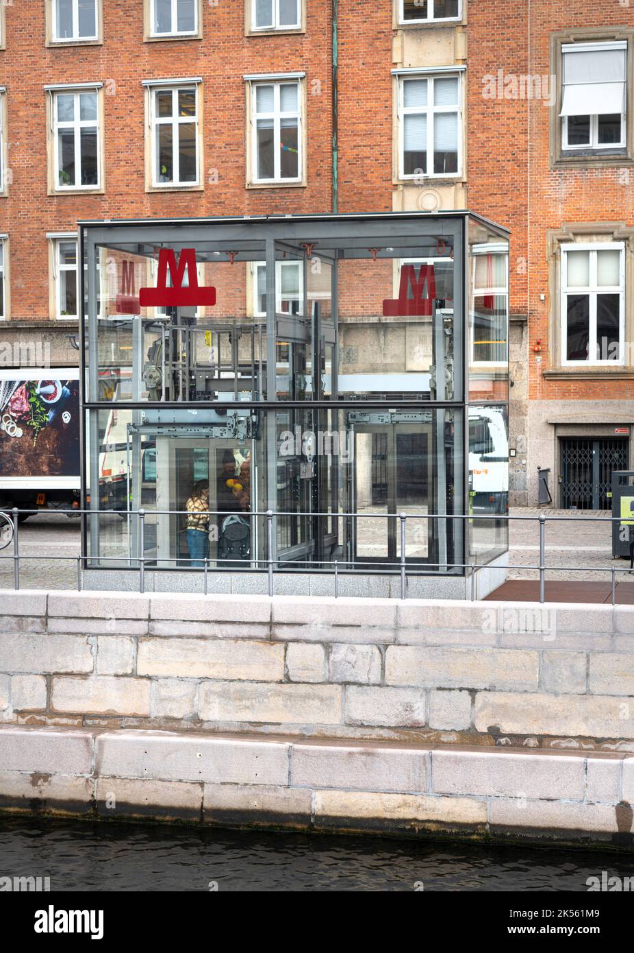 Kopenhagen, Dänemark. Oktober 2022. Blick auf die Aufzüge der U-Bahn-Station auf der Straße des Stadtzentrums Stockfoto