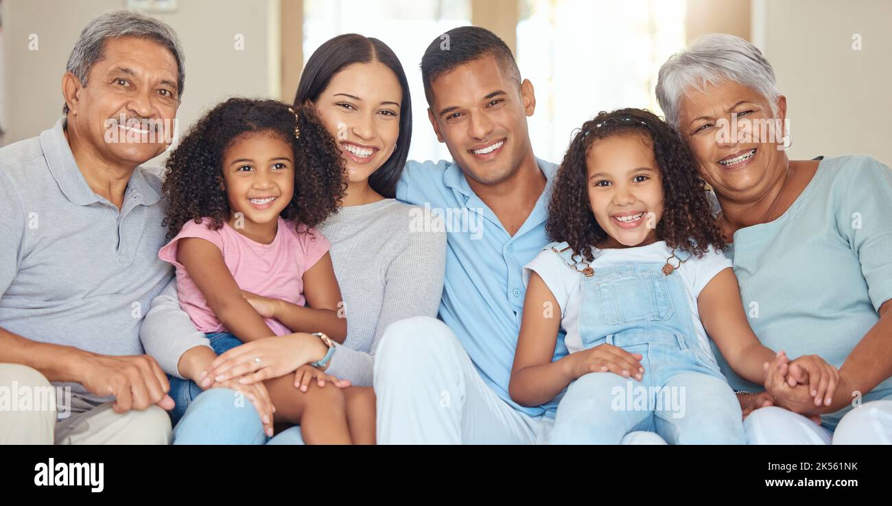 Porträt von glücklicher Familienzeit im Wohnzimmer Sofa mit Lächeln, Umarmung und Bindung für Liebe, Entspannung und Glück. Großeltern, Eltern und Kinder Stockfoto