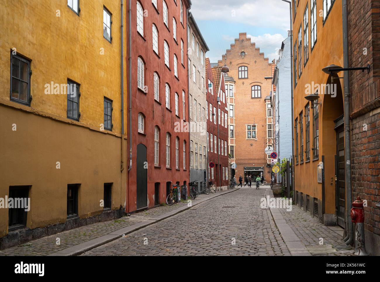 Kopenhagen, Dänemark. Oktober 2022. Ein Blick auf die typischen Hausfassaden auf den Straßen im Stadtzentrum Stockfoto