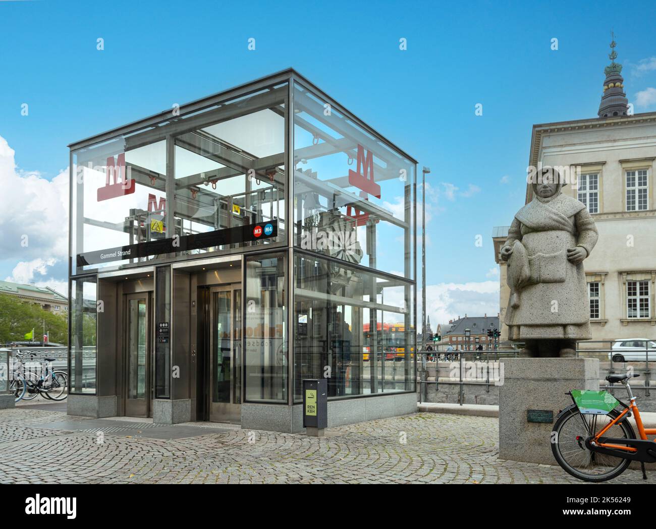 Kopenhagen, Dänemark. Oktober 2022. Blick auf die Aufzüge der U-Bahn-Station auf der Straße des Stadtzentrums Stockfoto