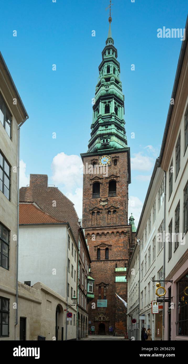 Kopenhagen, Dänemark. Oktober 2022. Der Glockenturm der ehemaligen Kirche und jetzt Nikolaj, Copenhagen Contemporary Art Center in der Innenstadt Stockfoto