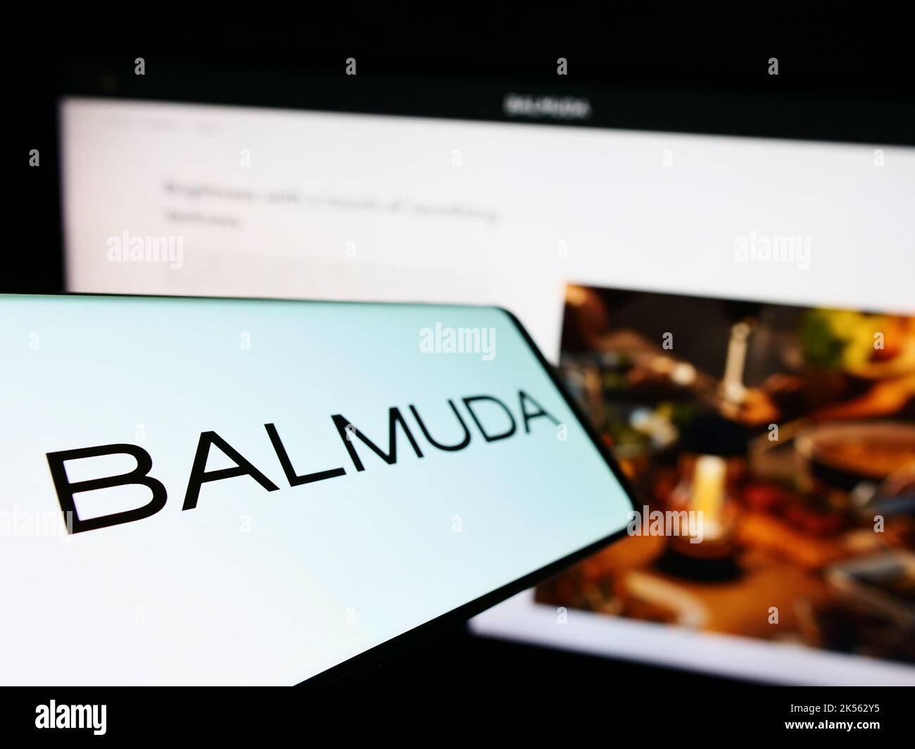 Smartphone mit Logo des japanischen Designunternehmens BALMUDA K.K. auf dem Bildschirm vor der Business-Website. Konzentrieren Sie sich auf die linke Seite des Telefondisplays. Stockfoto