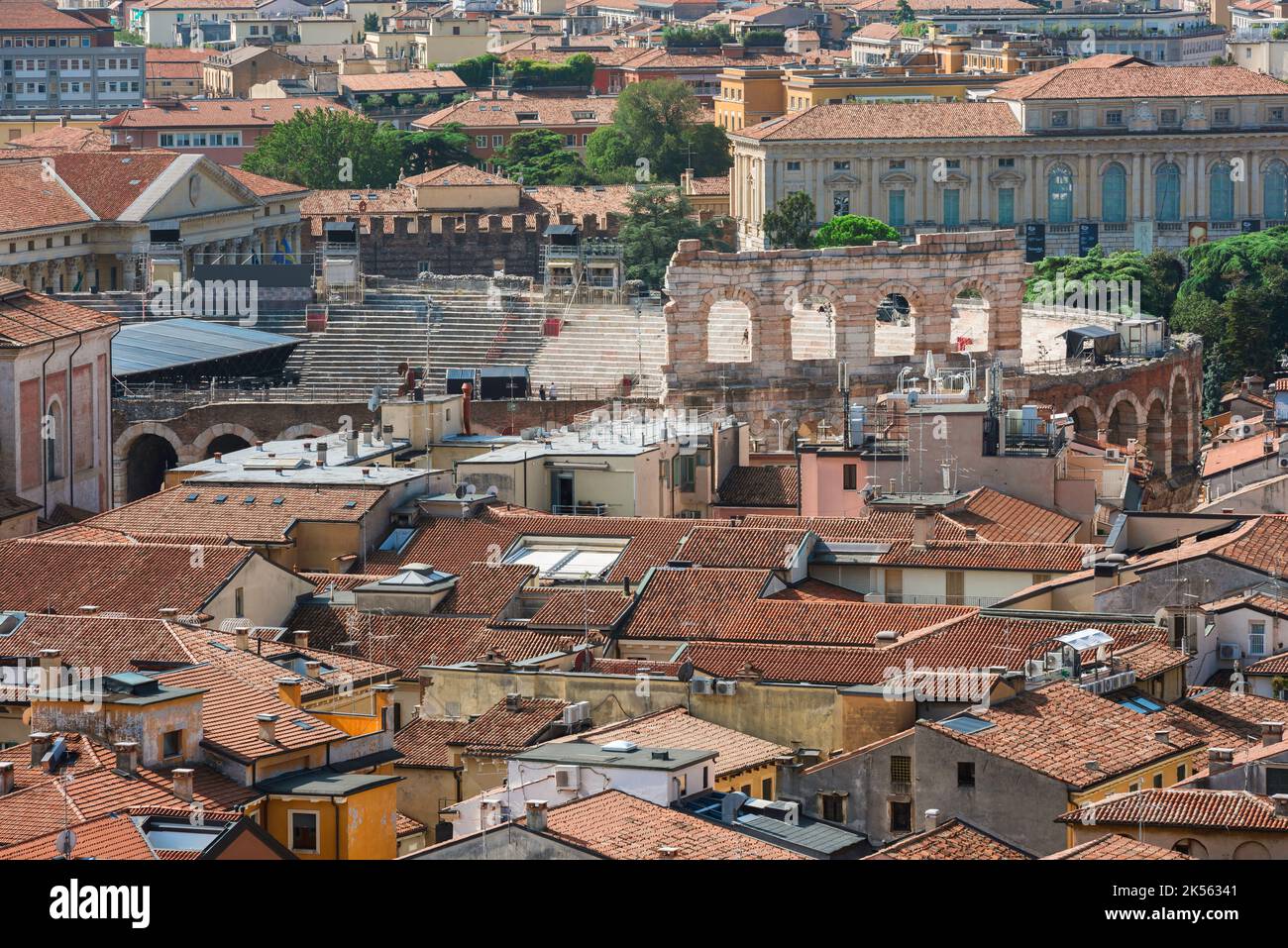 Verona Italien Luftbild, Blick über das historische Stadtzentrum von Verona zeigt die römische Arena umgeben von Gebäuden aus der Renaissance, Venetien Italien Stockfoto