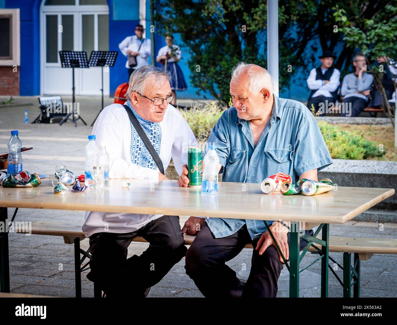 Bild von zu Männern, slowaken, die eine traditionelle slowakische Volkstracht in Kovacica, Serbien tragen. Nach der Volkszählung von 2011, Slowaken in Serbien Nummer 5 Stockfoto