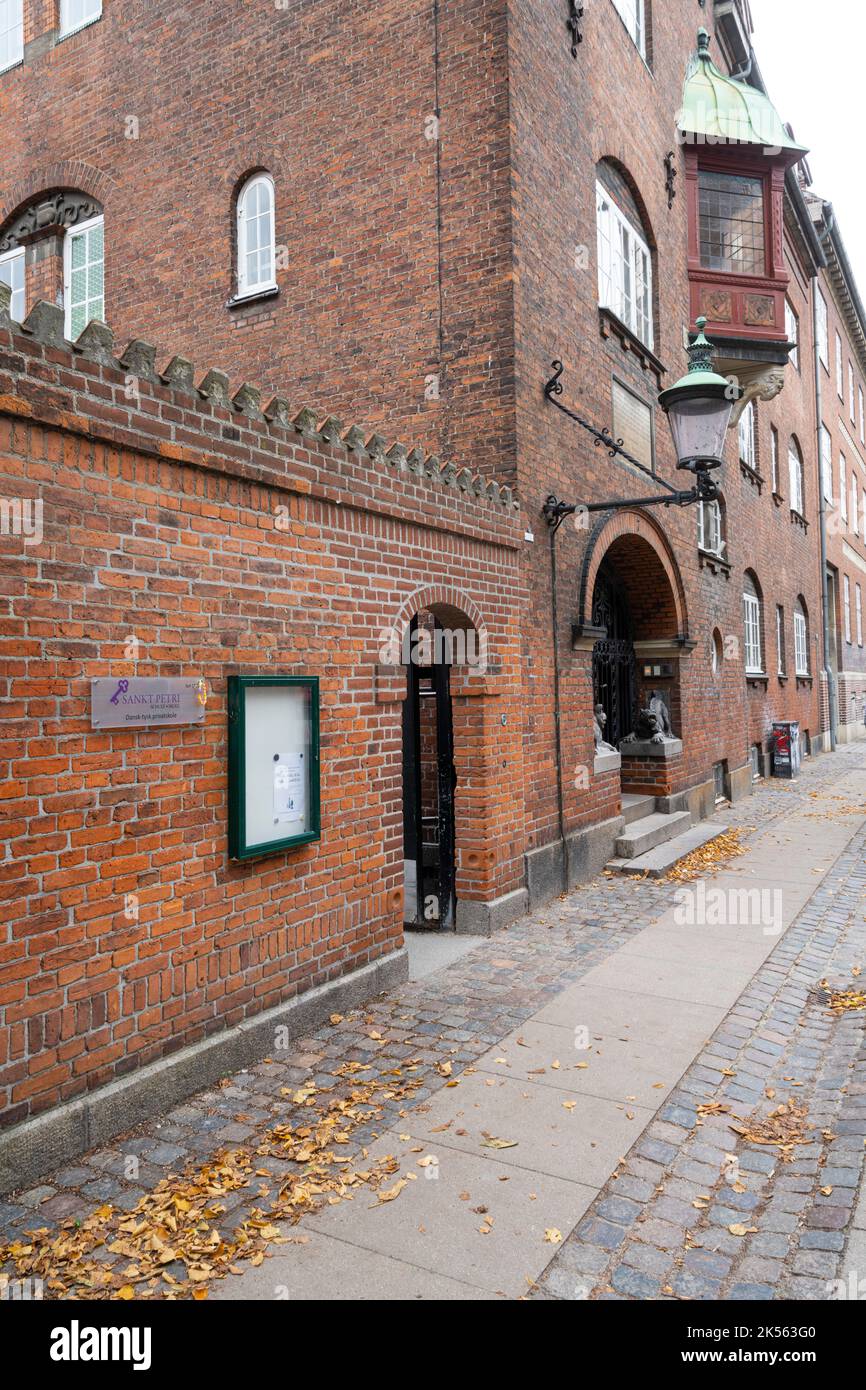 Kopenhagen, Dänemark. Oktober 2022. Außenansicht des Schulgebäudes Sankt Petri in der Innenstadt Stockfoto