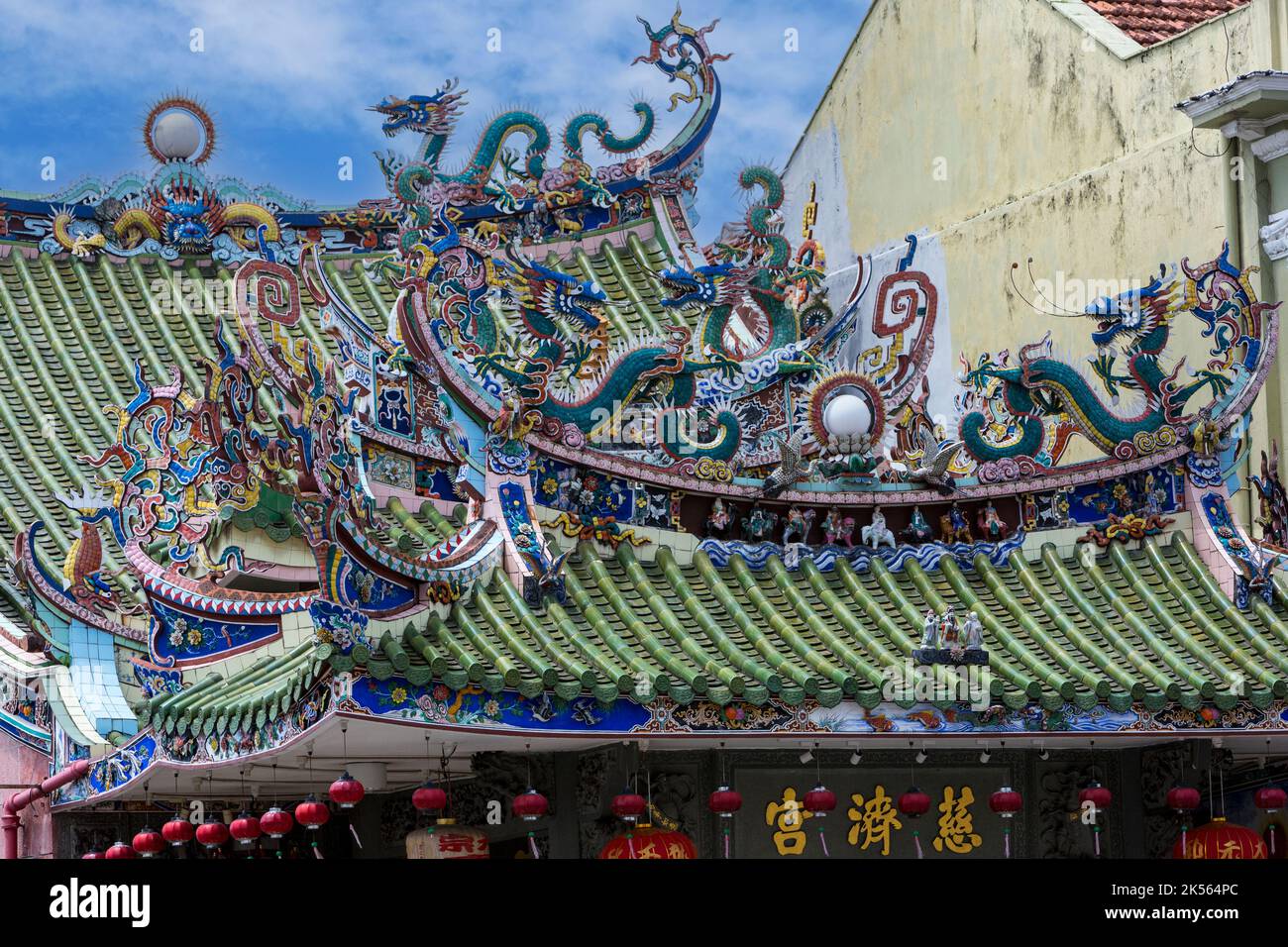 Drachen in Dach Dekoration, Choo Chay Keong chinesischen Ancestral Tempel, Georgetown, Penang, Malaysia Stockfoto