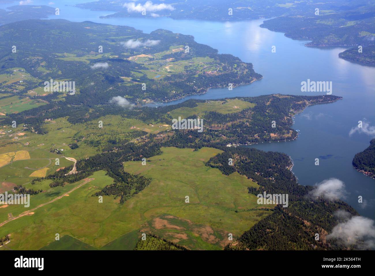 Eine Luftaufnahme der Gemeinde Rockford Bay am Harrison Slough im Lake Couer d'Alene im Idaho Panhandle, USA. Stockfoto