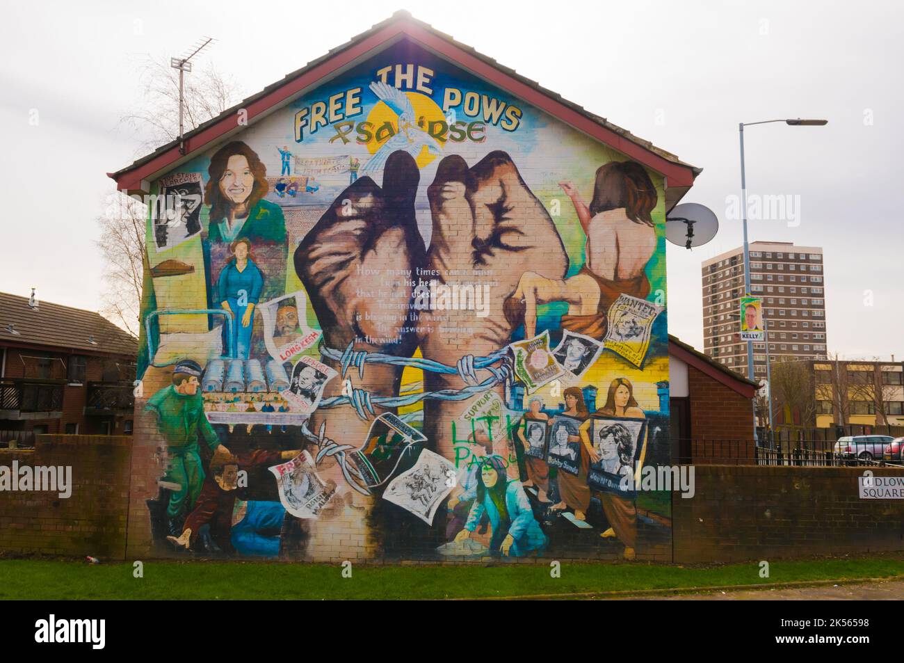 Politische Wandmalereien in der New Lodge, Belfast, einer katholischen/grünen Gegend. „Befreie die Kriegsgefangenen, Saoirse“ Stockfoto