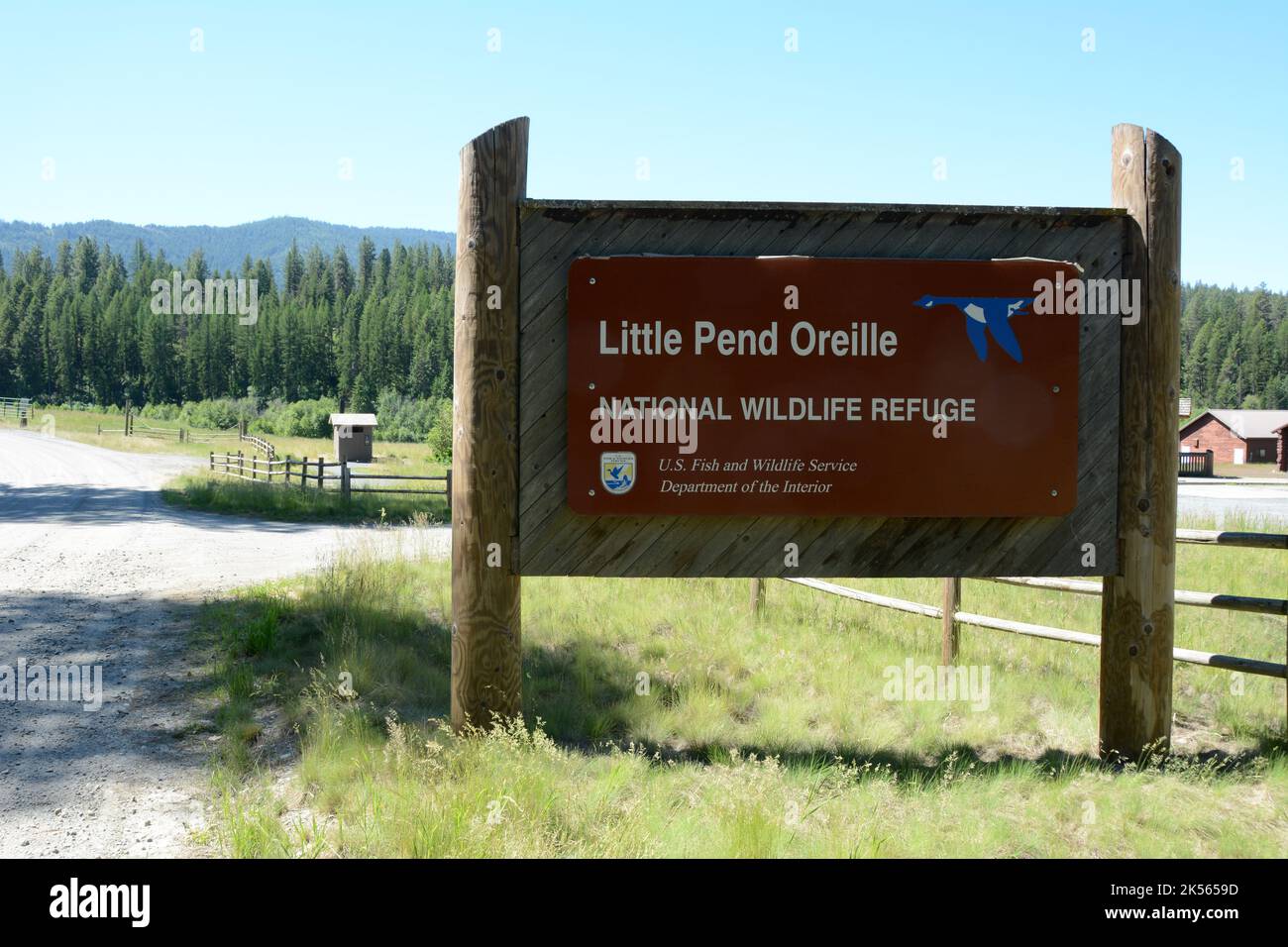 Der Straßeneingang zum Little Pend Oreille National Wildlife Refuge in der Nähe der Stadt Colville im Nordosten des US-Bundesstaates Washington. Stockfoto
