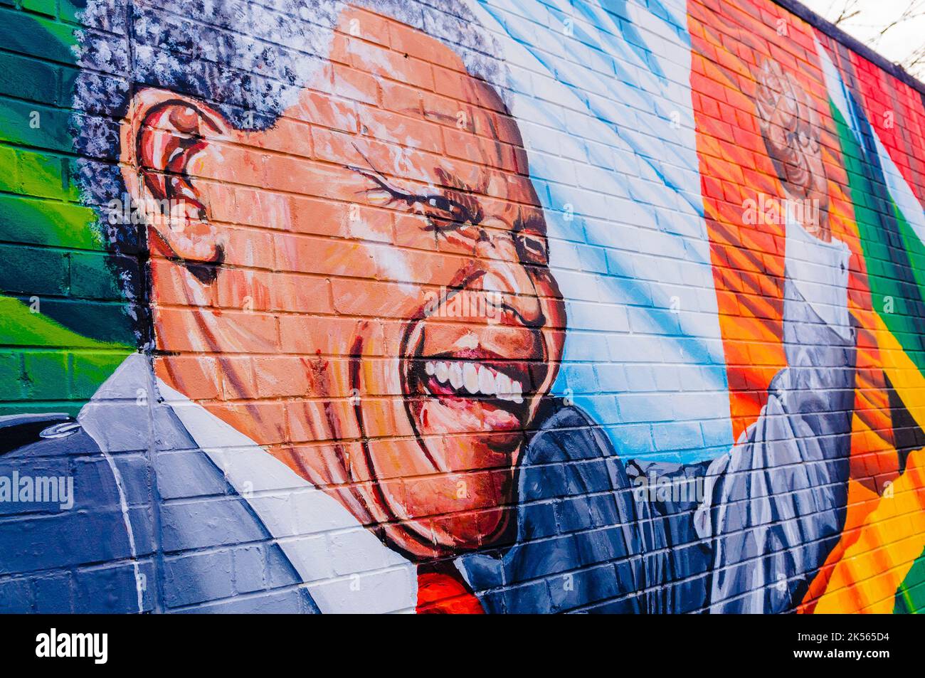 Belfast, Nordirland. 7. Dezember 2013 - links Floral Hommagen an Mandela Wandbild nach dem Tod von Nelson Mandela am 5. Dezember. Bildnachweis: Stephen Barnes/Alamy Live-Nachrichten Stockfoto
