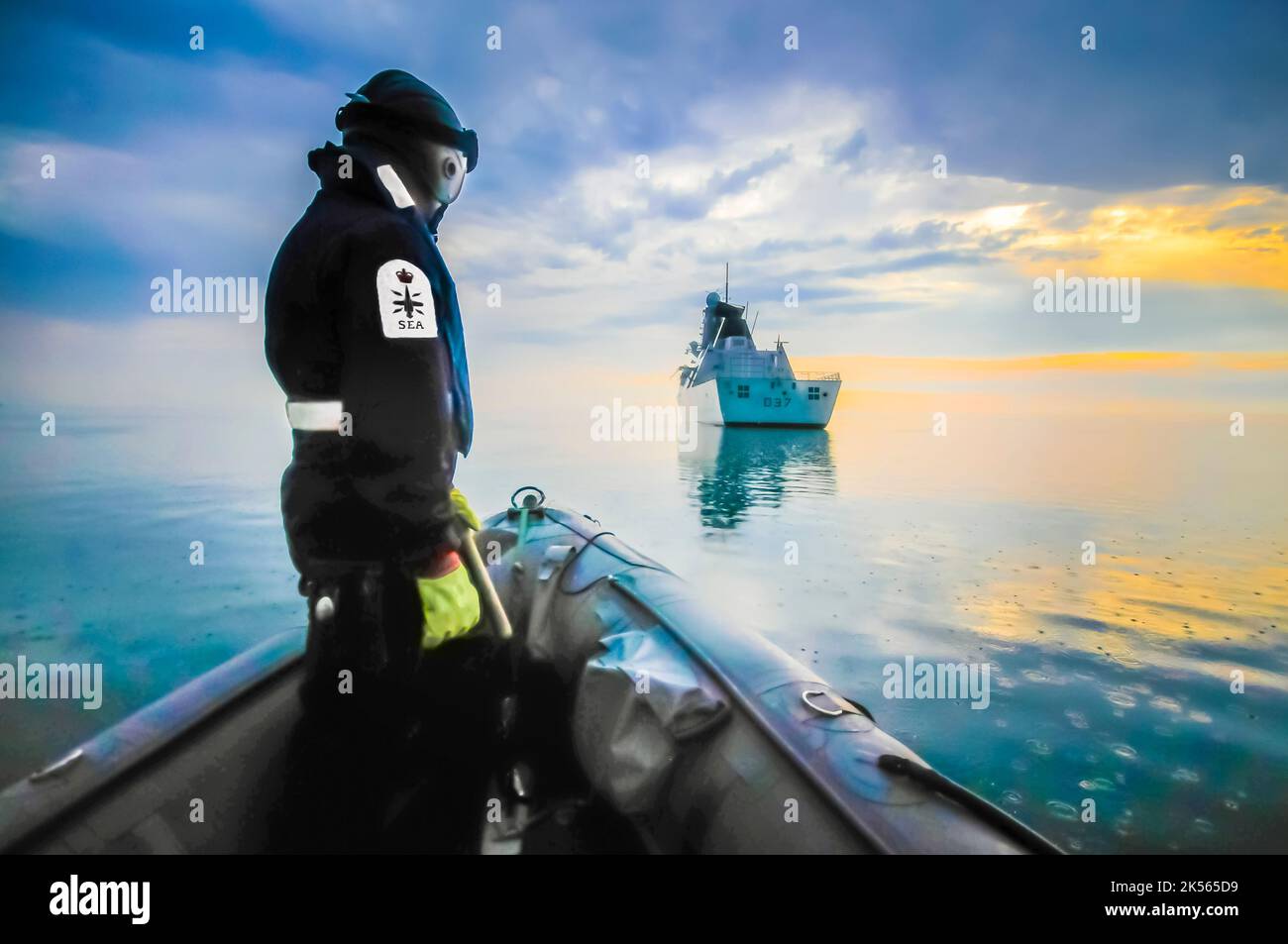 Belfast, Nordirland. 26.07.2014 - steht ein Royal Navy Matrose an den Bug eines Festrumpfschlauchbootes Pacific 28 HMS Duncan nähert. Stockfoto