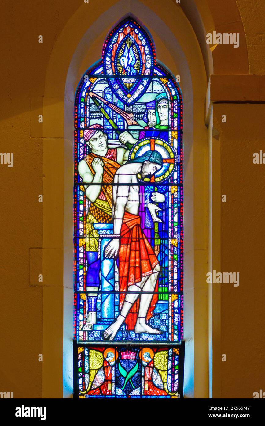 Buntglasfenster in einer Kapelle, in der Jesus von einem römischen Soldaten gepeitscht wurde. Stockfoto