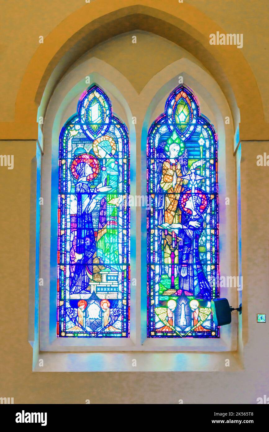Buntglasfenster in einer Kapelle. Stockfoto