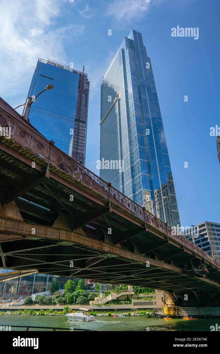 Eine vertikale Aufnahme moderner Wolkenkratzer an der Chicago Franklin Street Bridge Stockfoto