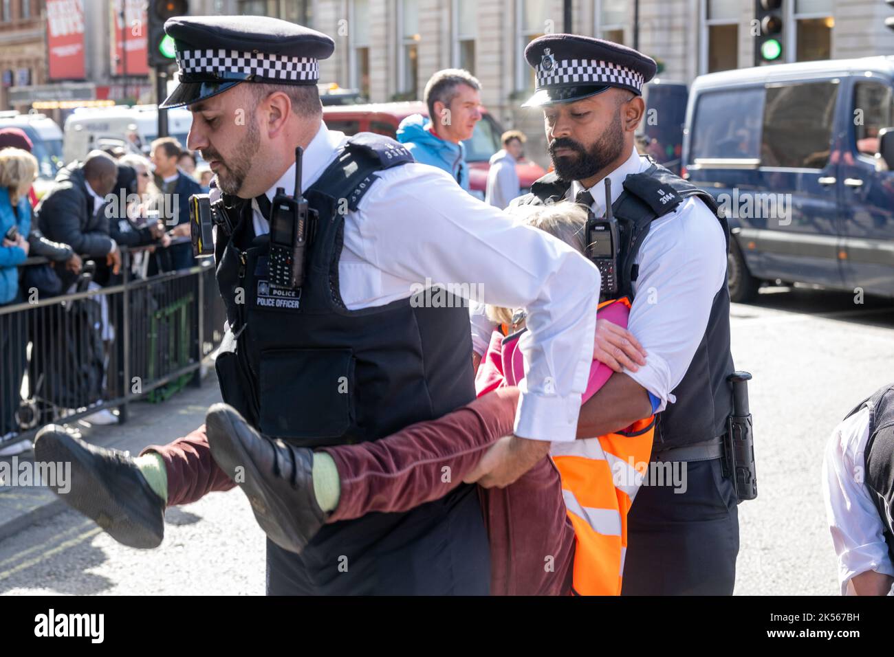 London, Großbritannien. 6. oktober 2022. Stoppen Sie einfach die Öldemonstranten blockierten Straßen um den Trafalgar Square und spezialisierte Polizeiteams wurden verwendet, um die Demonstranten zu entkleben und ihre Hände von den Rohren zu entfernen. Kredit: Ian Davidson/Alamy Live Nachrichten Stockfoto