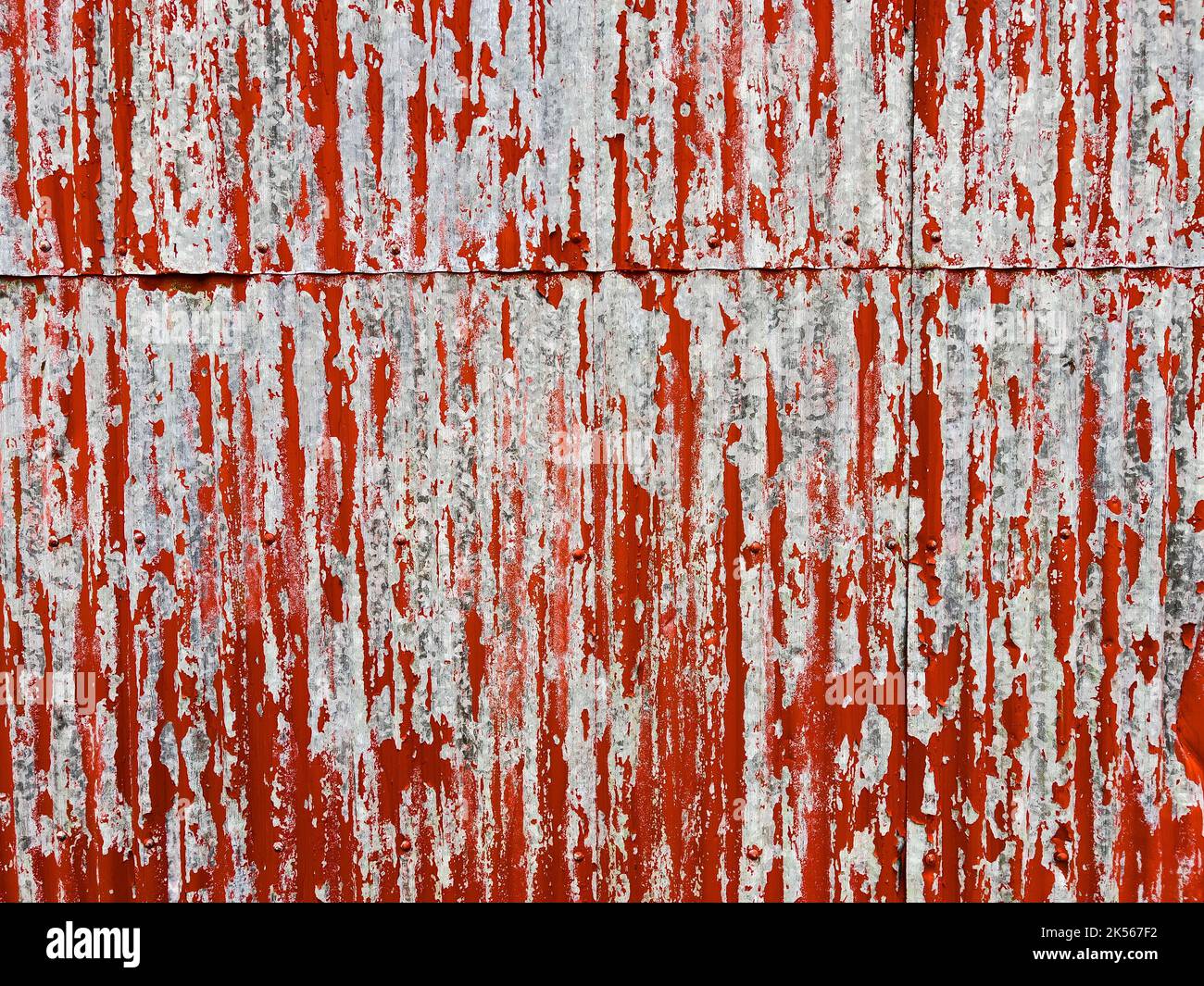 Rostige alte rote Metallic-Wandstruktur - Stock Foto Stockfoto