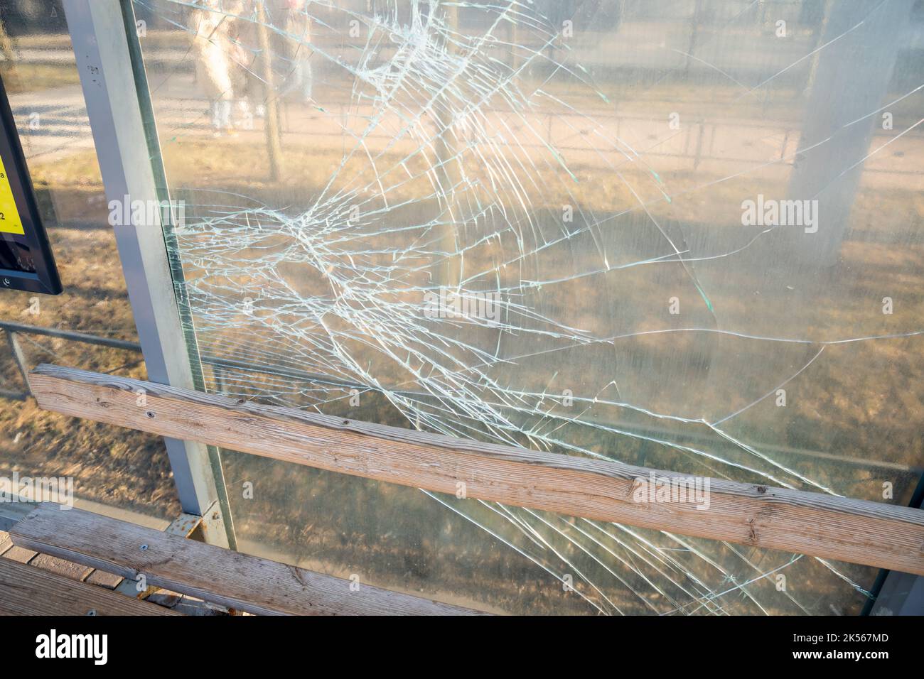 Risse an Glasgeländer oder Wand an der Haltestelle des öffentlichen Verkehrs. Nahaufnahme. Stockfoto