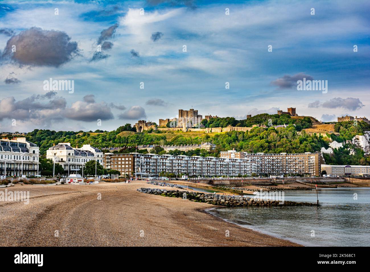 Blick vom Strand auf das Schloss auf dem Hügel von Dover, Dover, England, Großbritannien Stockfoto