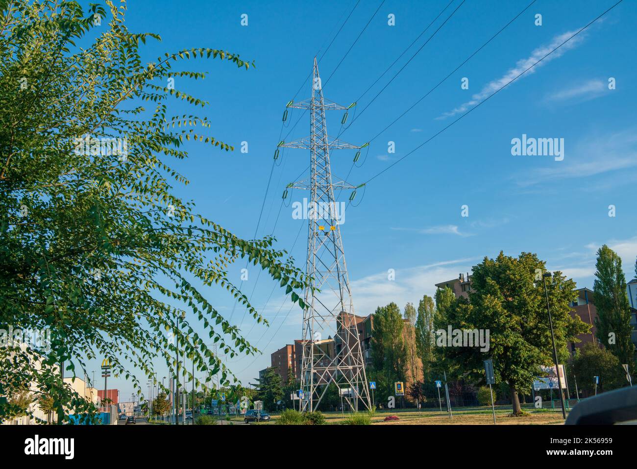 Strompylon: Energiekrise und Energiekosten, zwei zunehmend wichtige Stimmen in der wirtschaftlichen und politischen Debatte der Welt. Stockfoto