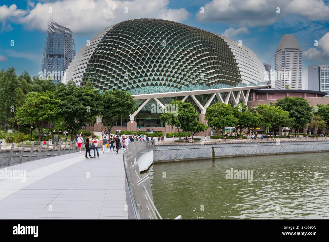 Jubiläum Brücke, die zu Esplanade Concert Hall. Singapur Stockfoto