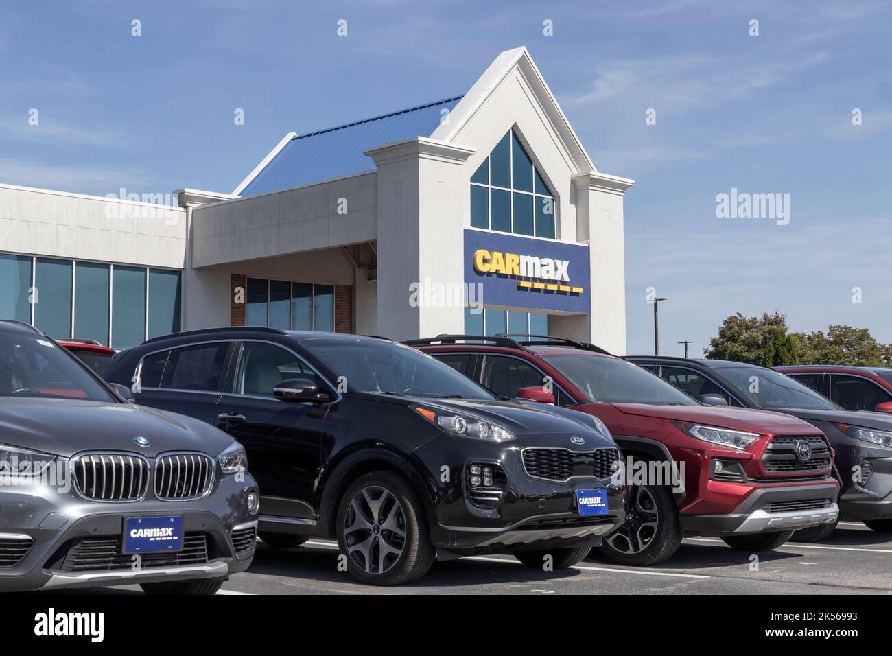 Indianapolis - ca. Oktober 2022: CarMax Autohaus BMW, Kia und Toyota SUV Display. CarMax ist der größte Gebrauchtwagen- und Gebrauchtwagenhändler in den USA Stockfoto