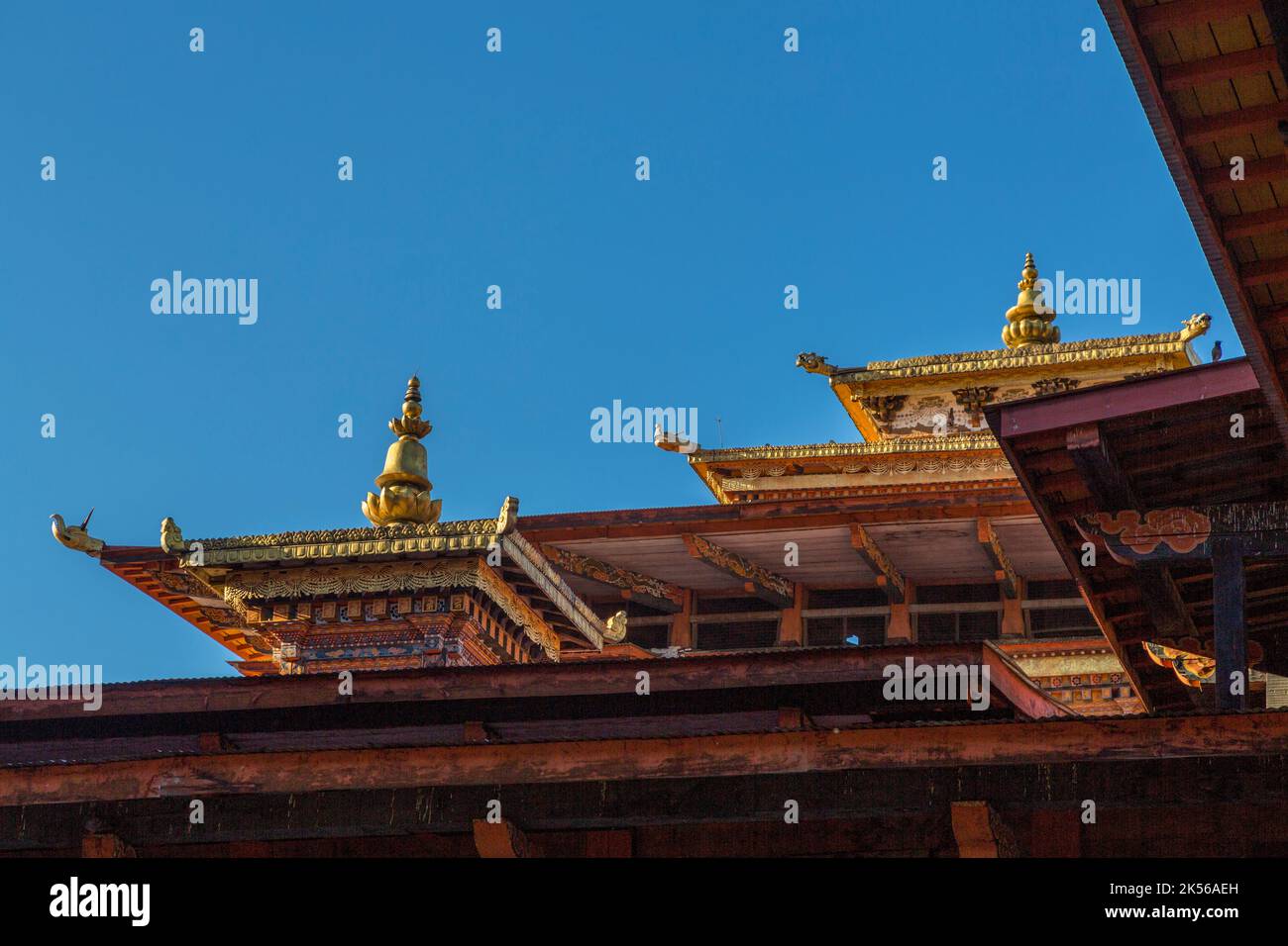 Punakha, Bhutan. Dach Dekorationen der Punakha Dzong (Festung/Kloster). Stockfoto
