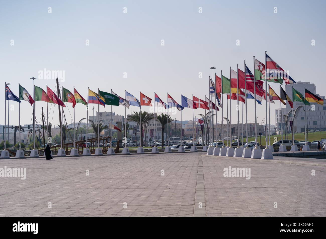 Flaggen von Nationen qualifiziert für die WM 2022 Katar in Doha Corniche, Katar. Stockfoto