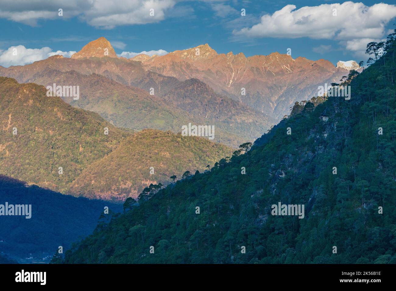 Punakha, Bhutan. Himalayan Foothills oberhalb der Mo River Valley. Stockfoto
