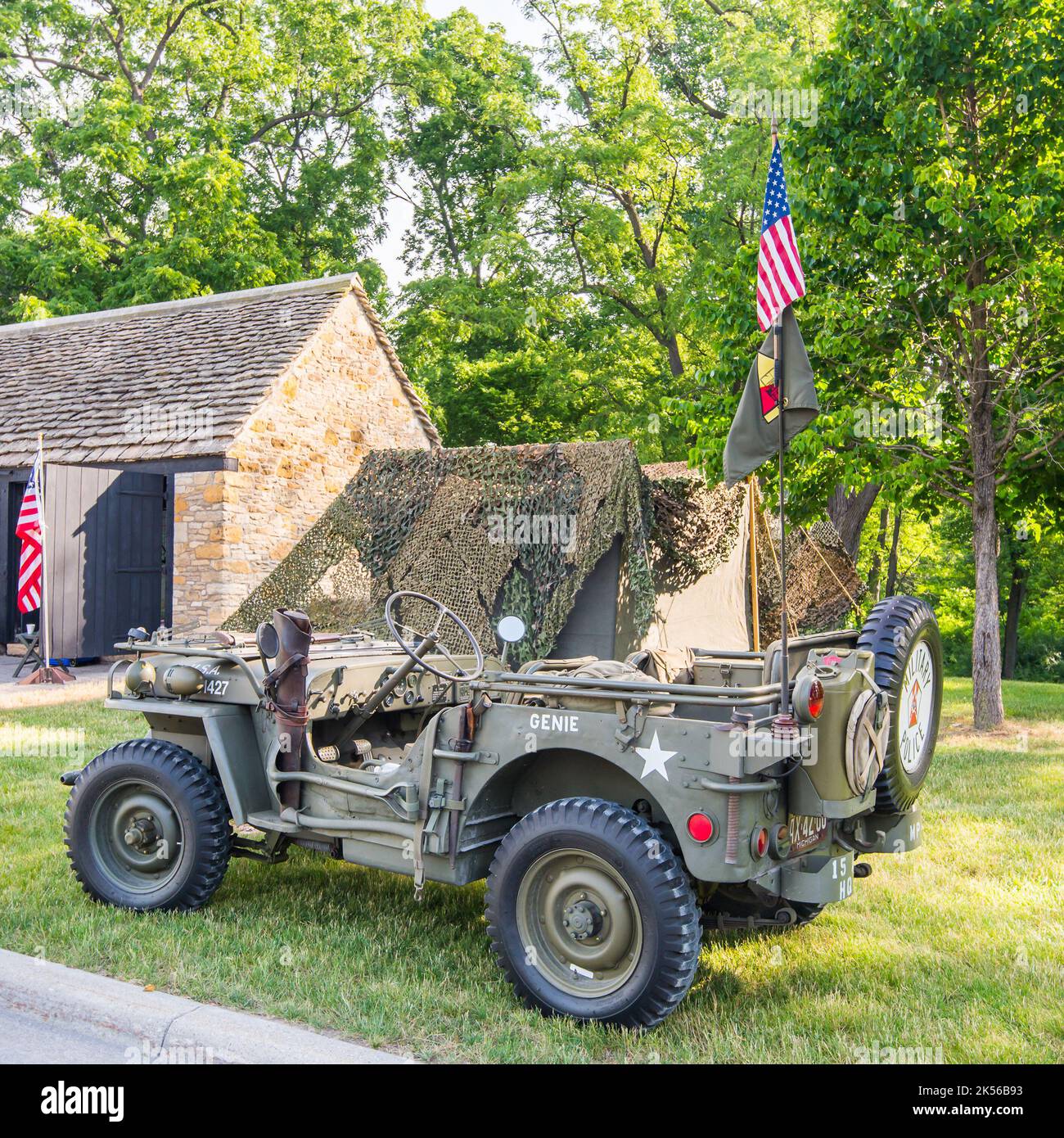 DEARBORN, MI/USA - 17. JUNI 2017: Ein 1940s-Stunden-Jeep der Militärpolizei bei der Henry Ford (THF) Motor Muster Car Show, Greenfield Village, nahe Detroit. Stockfoto