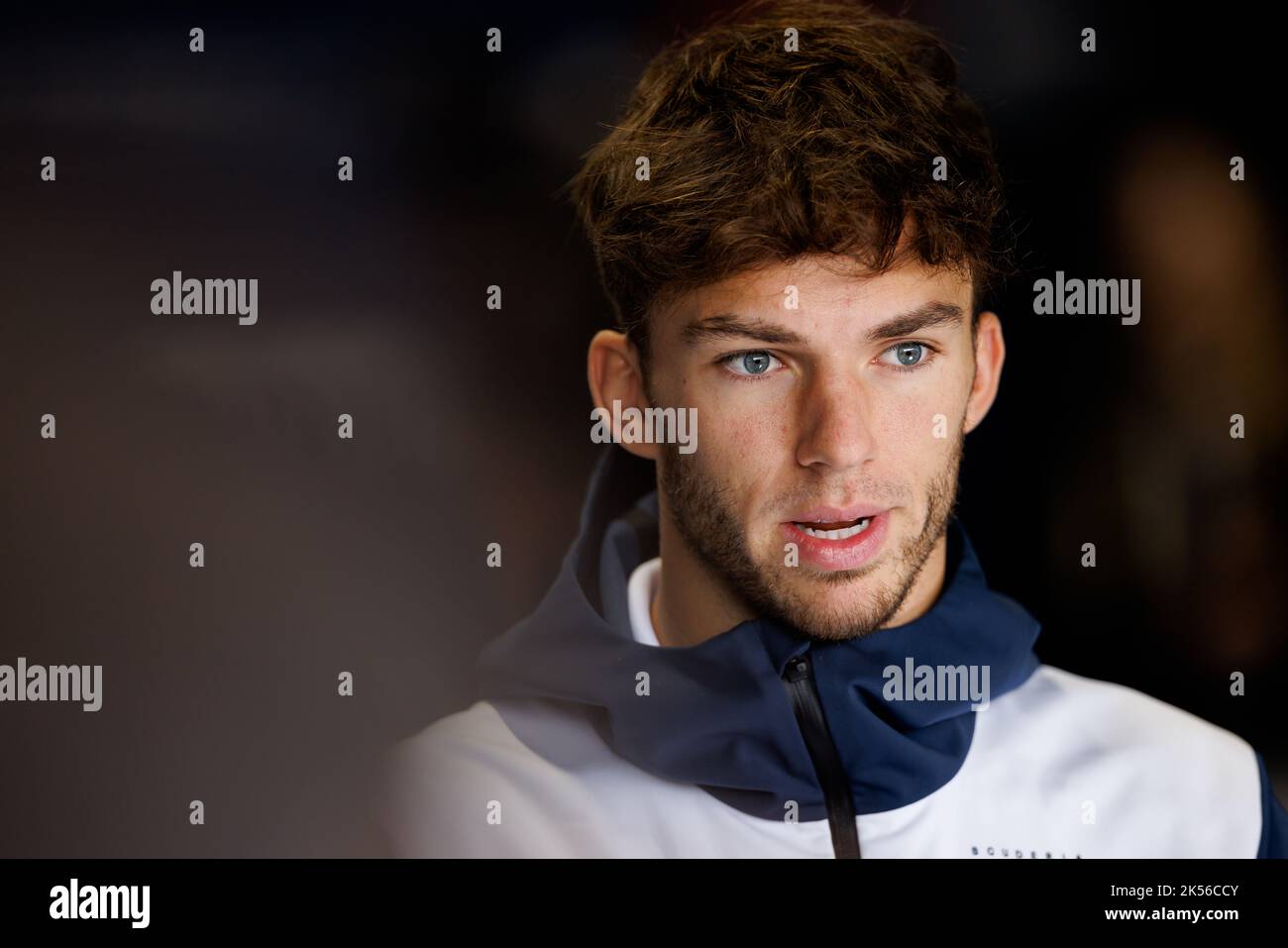 Suzuka International Racing Circuit 6/10/2022. Pierre Gasly (FRA) vom Team AlphaTauri während eines Interviews. Credit corleve/Alamy Live News. Stockfoto