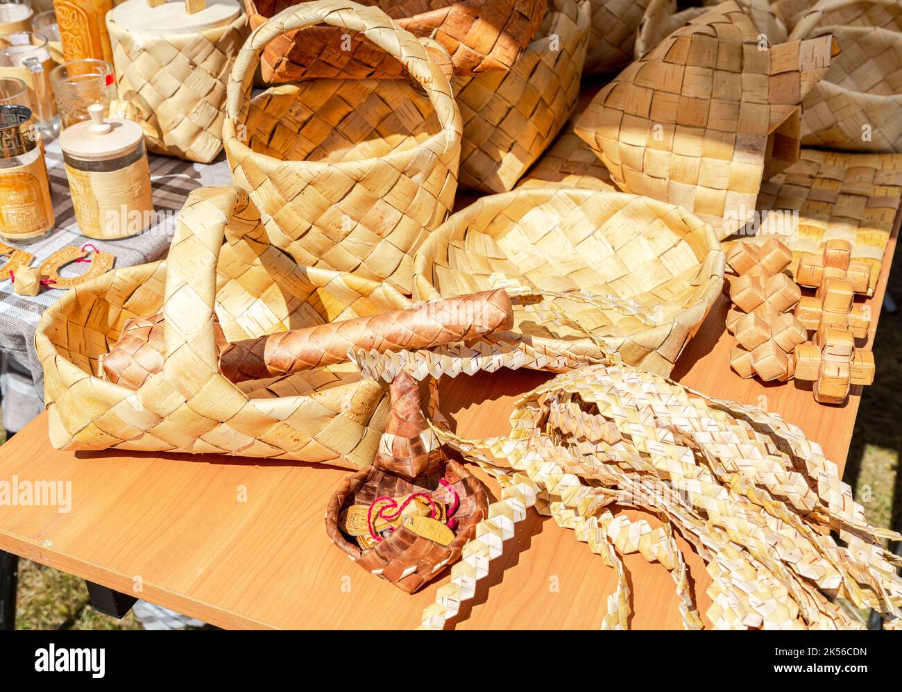 Verschiedene Körbe und andere Flechtarbeiten aus Birkenrinde Stockfoto