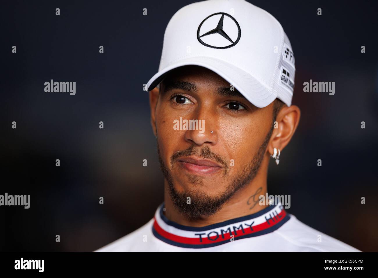Suzuka International Racing Circuit 6/10/2022. Lewis Hamilton (GBR) vom Team Mercedes während eines Interviews. Credit corleve/Alamy Live News. Stockfoto