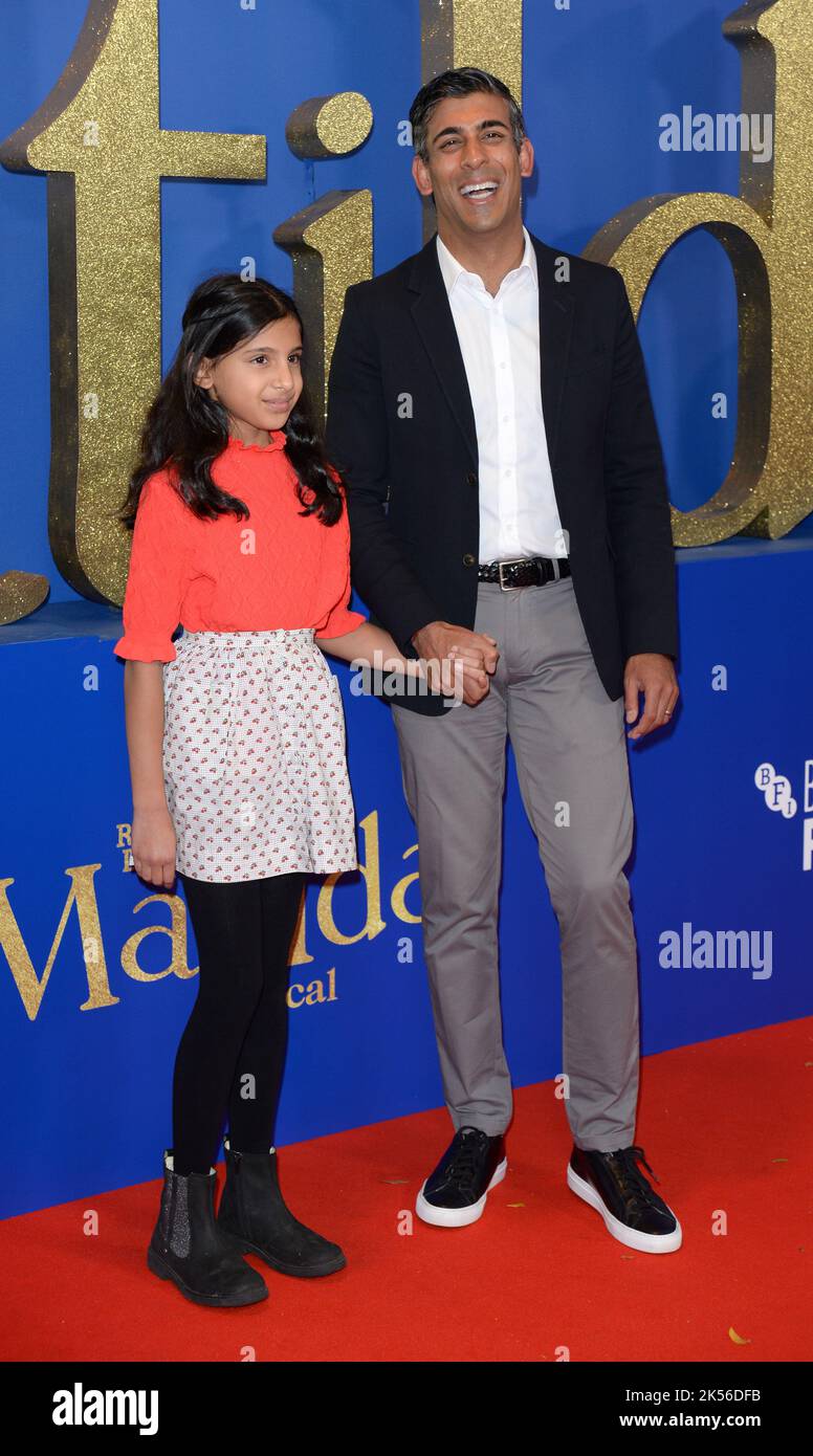 Foto muss gutgeschrieben werden ©Alpha Press 078237 05/10/2022 Rishi Sunak und Tochter Anoushka Sunak Roald Dahl Matilda die musikalische Eröffnungsgala während des BFI British Film Institute London Film Festival 66. in London Stockfoto