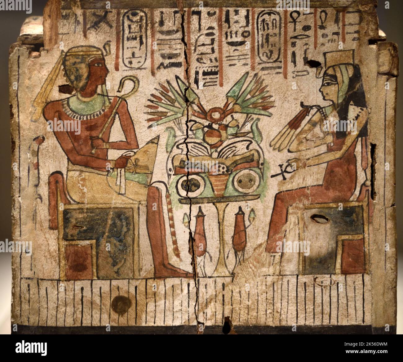 Hölzerner Sarg oder Schachtel mit Illustration des Pharao Amenhotep 1 und seiner Mutter Königin Ahmose Nefertary c 11-8.AD Altes Ägypten Stockfoto