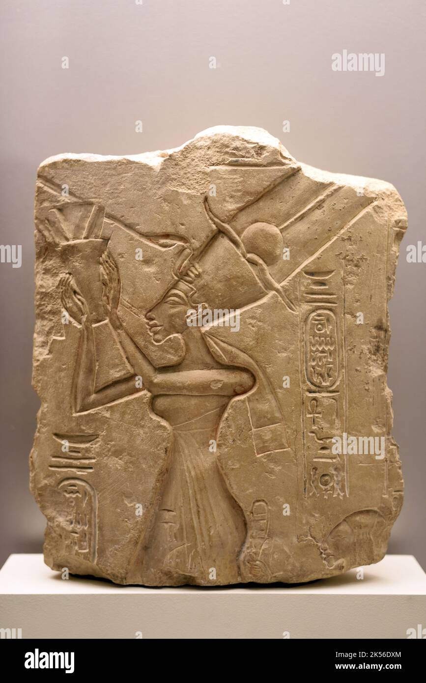Altes Bas-Relief der ägyptischen Königin Neferneferuaten Nofretete (c1370-c1330BC), die den Sonnenglobus oder Sonnenglobus anbetet, bekannt als Aten, Aton, Atonu oder ITN, das Zentrum der Sonnenanbetung, bekannt als Atenismus.c14. v. Chr. Amarna Ägypten Stockfoto