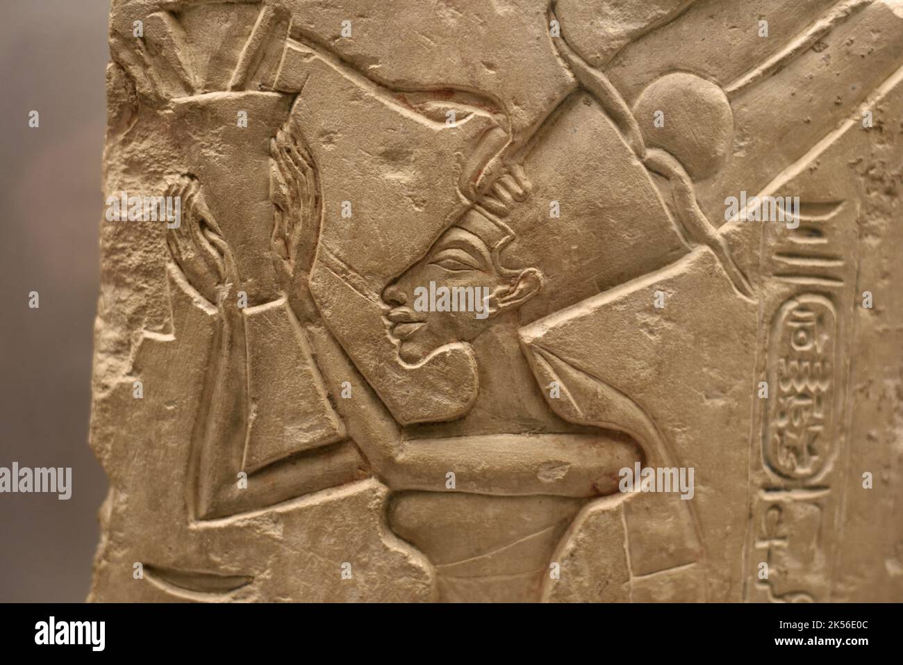 Altes Bas-Relief der ägyptischen Königin Neferneferuaten Nofretete (c1370-c1330BC), die den Sonnenglobus oder Sonnenglobus anbetet, bekannt als Aten, Aton, Atonu oder ITN, das Zentrum der Sonnenanbetung, bekannt als Atenismus.c14. v. Chr. Amarna Ägypten Stockfoto