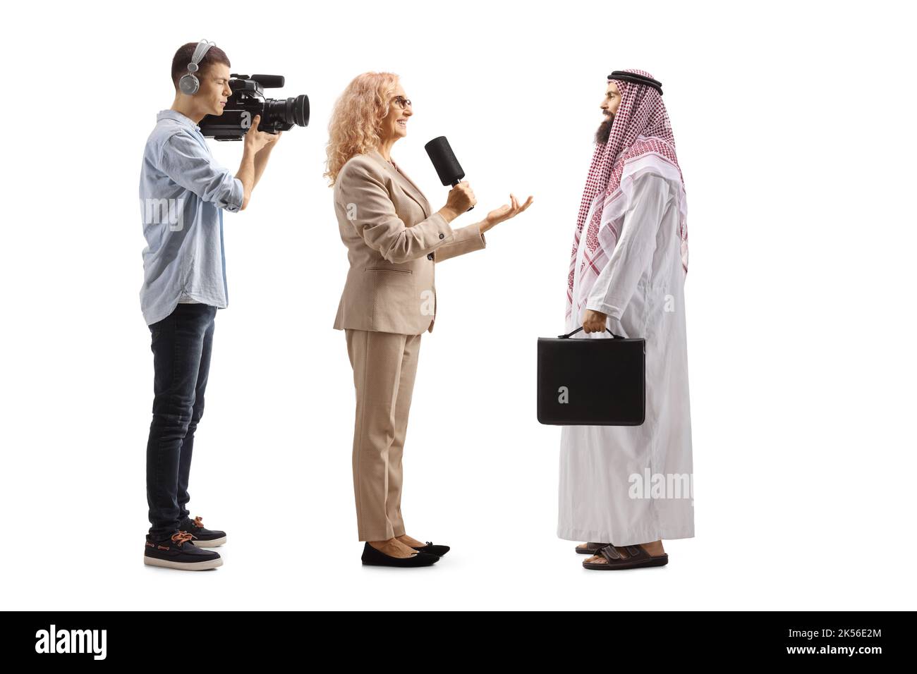 Eine Reporterin interviewte einen saudi-arabischen Mann und einen Kameramann, der isoliert auf weißem Hintergrund Aufnahmen Stockfoto