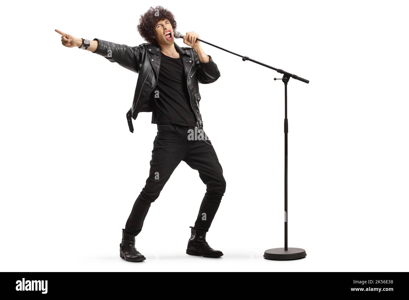 Männlicher Sänger in einer Lederjacke, der laut auf einem Mikrofon singt, das auf weißem Hintergrund isoliert ist Stockfoto