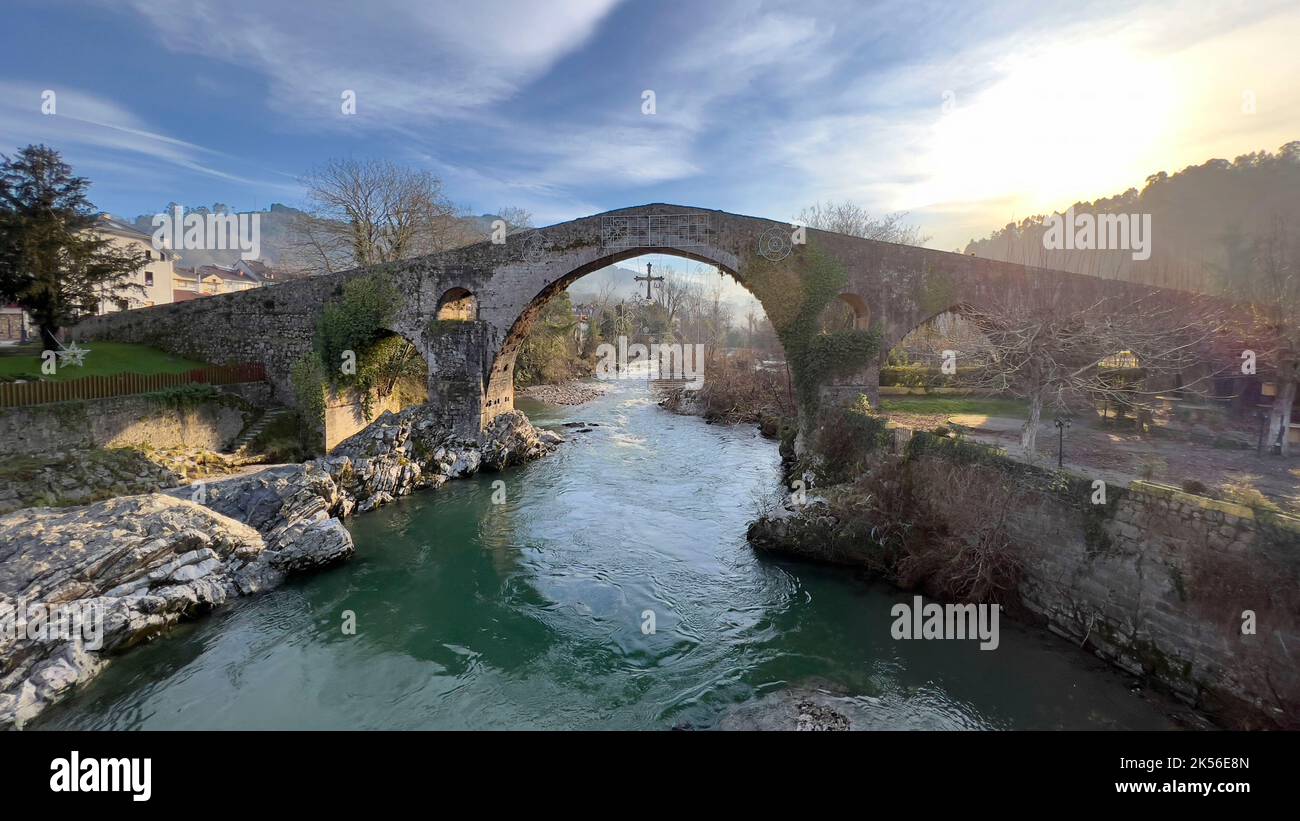 Römische Brücke von Cangas de Onís über den Fluss Sella Stockfoto