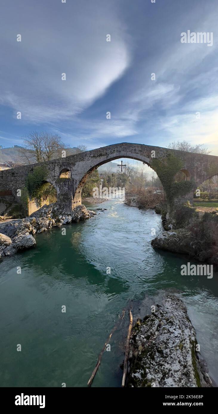 Römische Brücke von Cangas de Onís über den Fluss Sella Stockfoto