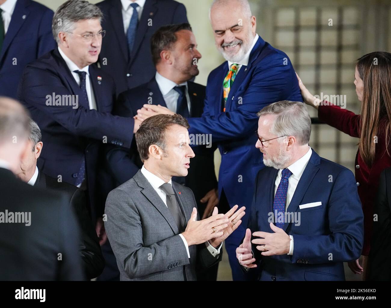 Prag, Tschechische Republik. 06. Oktober 2022. Der französische Präsident Emmanuel Macron (unteres l) und Petr Fiala (unteres r), Premierminister der Tschechischen Republik, sprechen beim Treffen der Staats- und Regierungschefs aus 44 Staaten der neuen europäischen politischen Gemeinschaft. Neben den 27 EU-Ländern wären unter ihnen die Ukraine, die Türkei, Großbritannien und die Schweiz. Ziel der neuen europäischen politischen Gemeinschaft ist es, einen engeren Austausch zwischen EU-Ländern und Partnern außerhalb der EU zu ermöglichen. Quelle: Kay Nietfeld/dpa/Alamy Live News Stockfoto