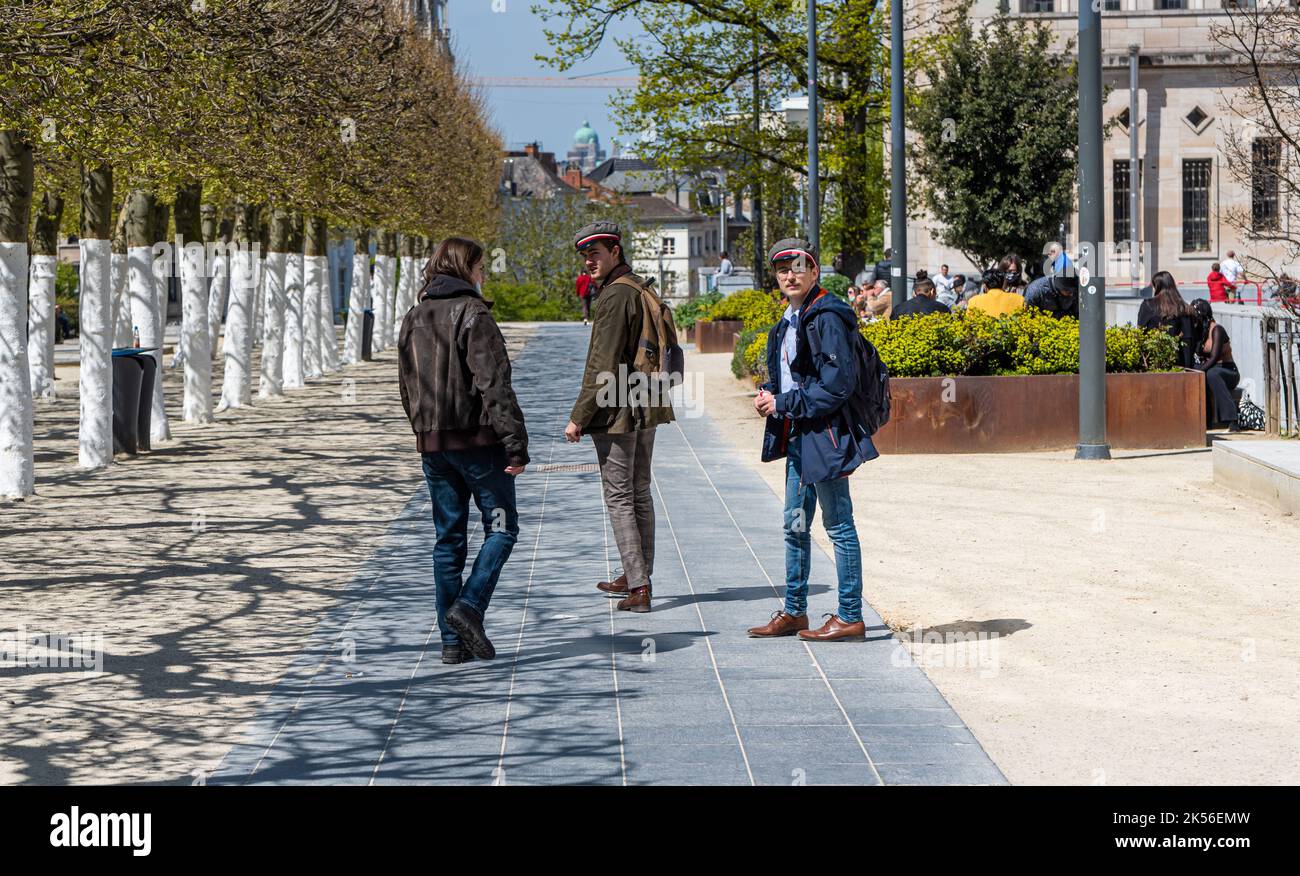 Brussels City Centre, Brussels Capital Region - Belgien - 05 01 2021 drei modische Mann zu Fuß durch den Park des Mont des Arts Stockfoto